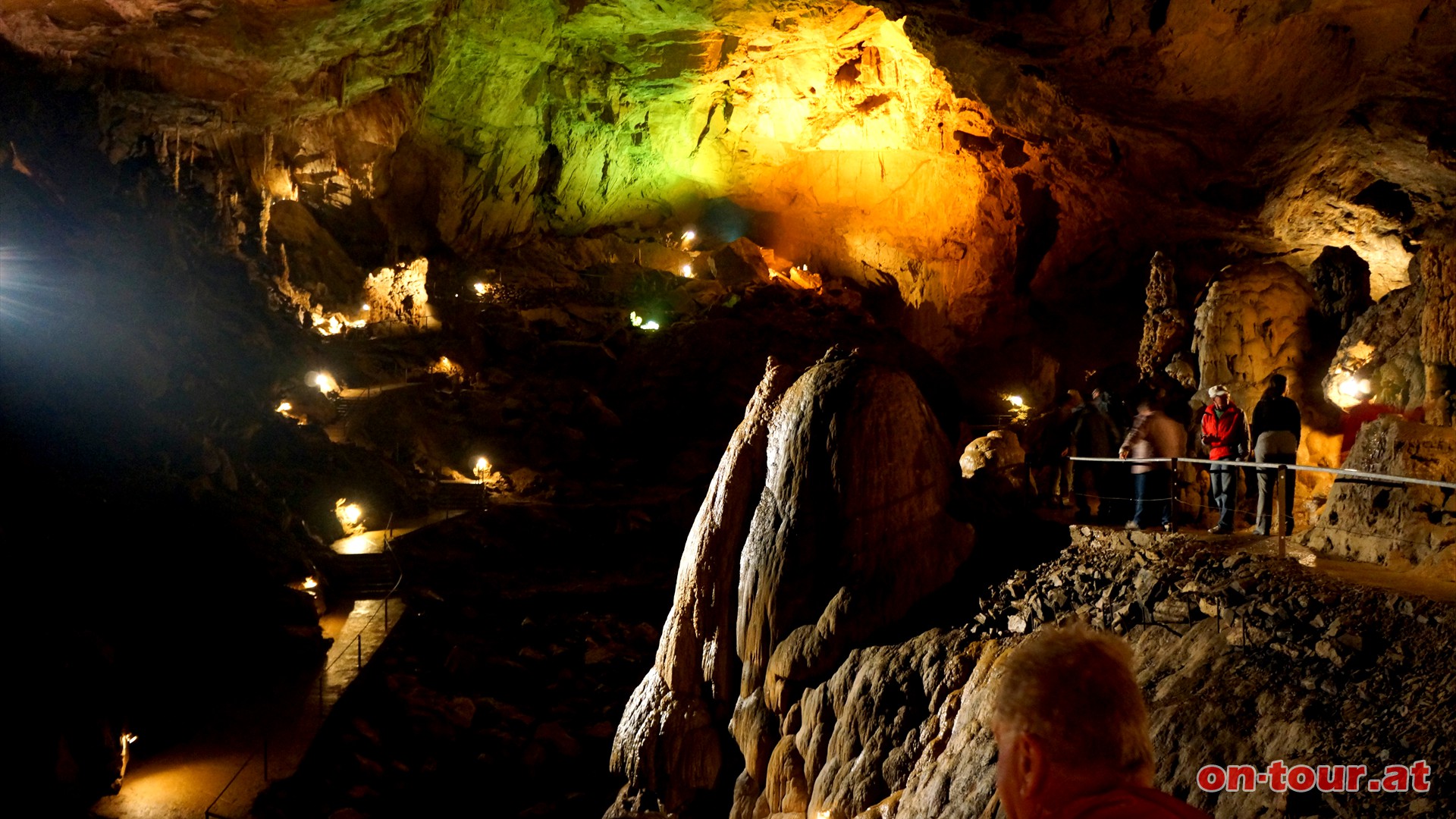 Im groen Dom, einem Highlight der Hhle, werden die Gste in den Sommermonaten mit einer beeindruckenden Licht- und Klangshow belohnt.