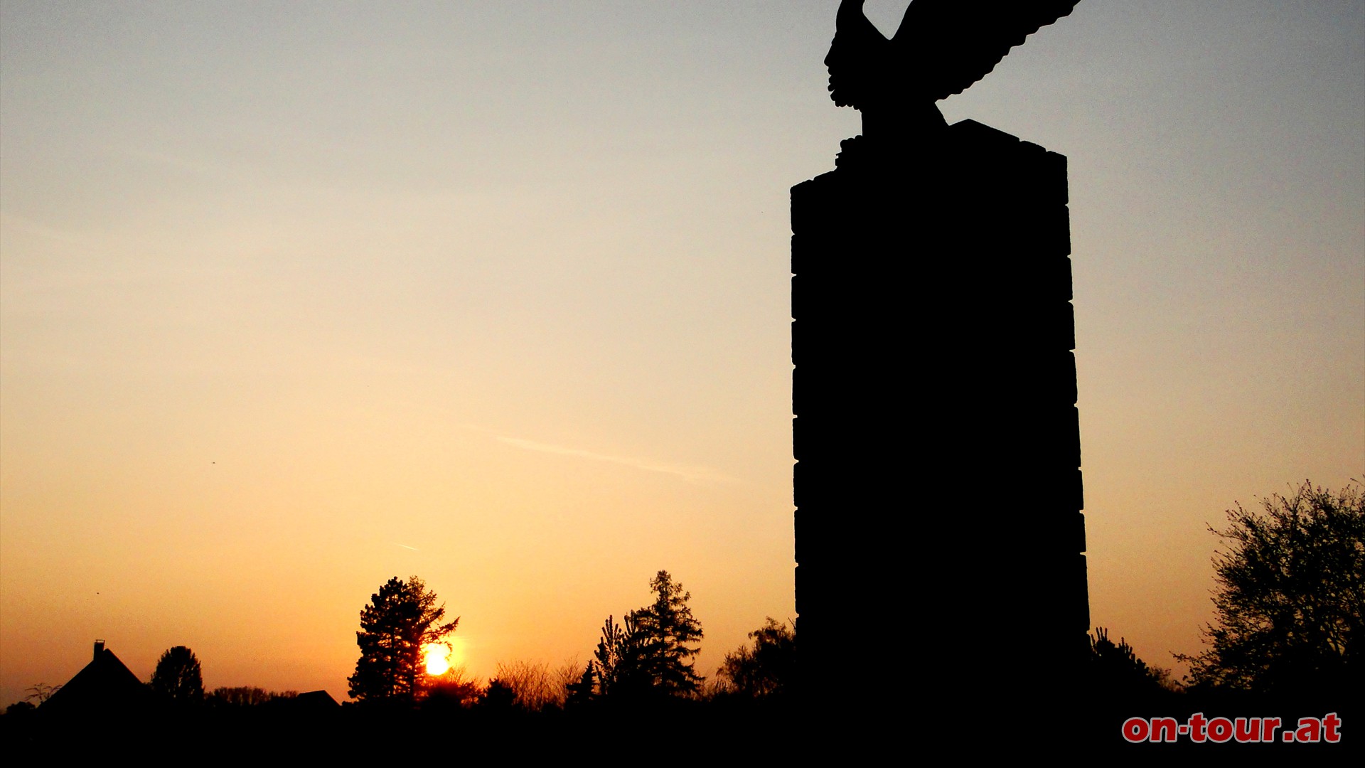 Das Monument der sterr. Zollwache hat seine hellsten Momente bereits berdauert.