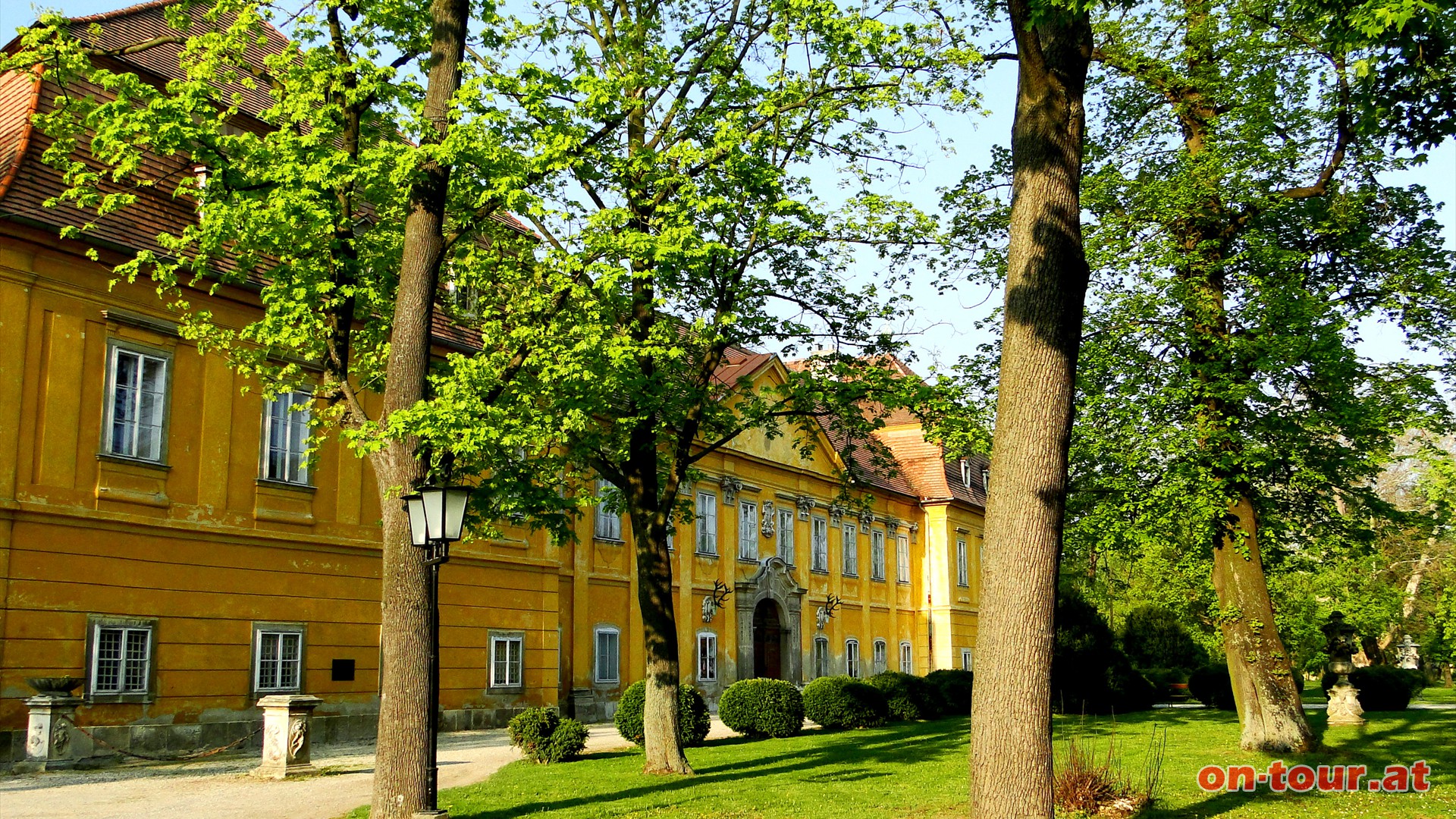 Das Schloss Marchegg (angrenzender Parkplatz) ist ein idealer Ausgangspunkt.