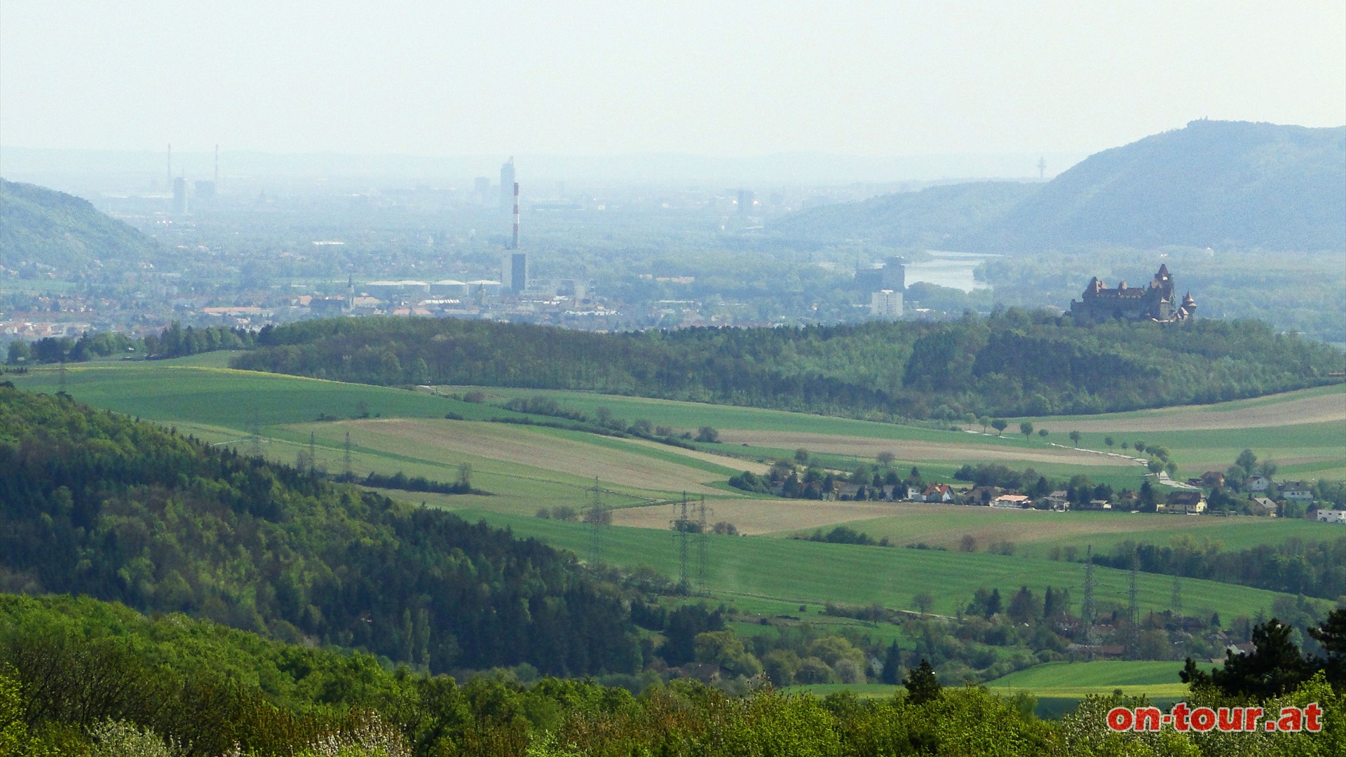 Ein Deja-vu. Ja, richtig, aber mit einem kleinen Unterschied. Die Burg Kreuzenstein ist jetzt rechts im Bild.