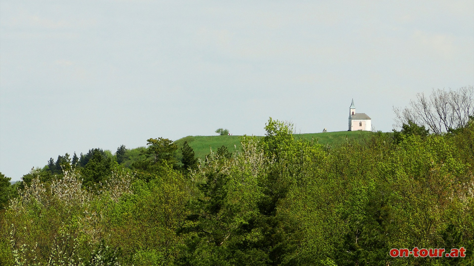 Im Nordosten leuchtet einladend die Kapelle am Michelberg herber.