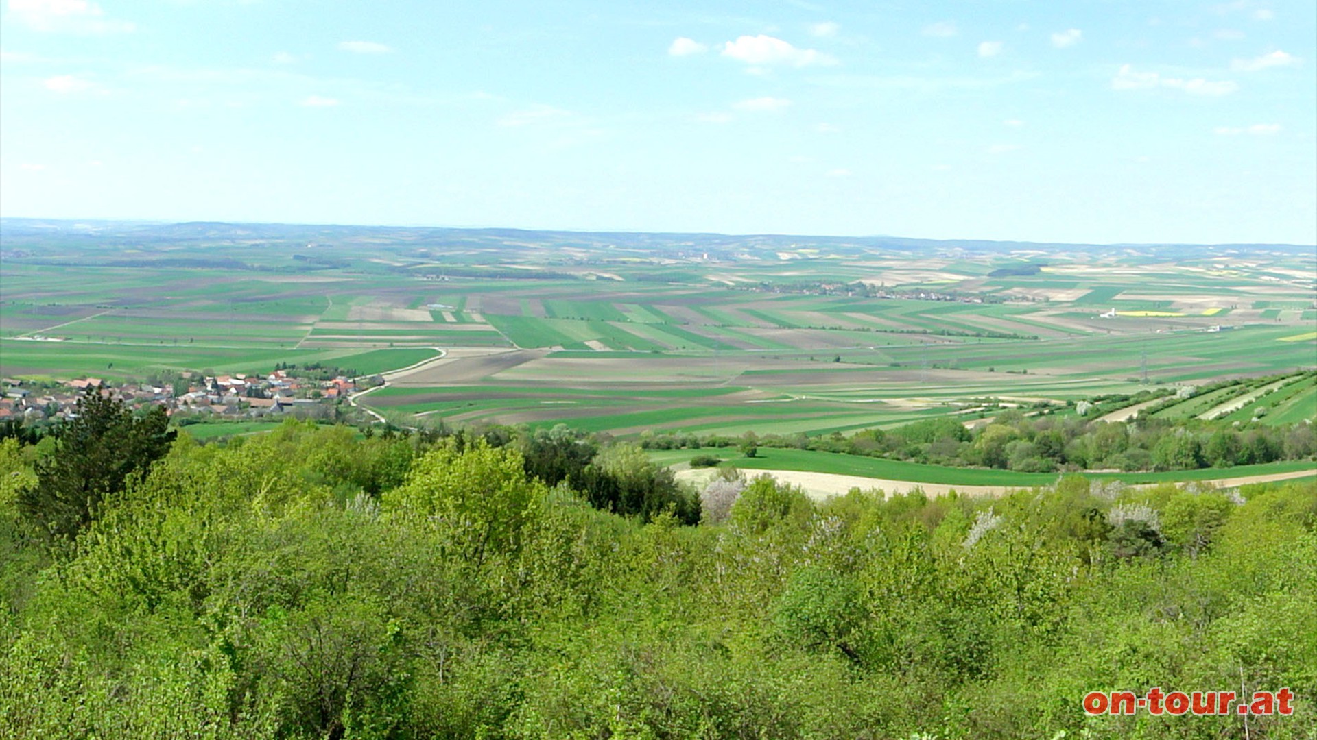 Im Nordwesten Haselbach (links) und im Hintergrund erstrecken sich Schwarz- und Glasweiner Wald.