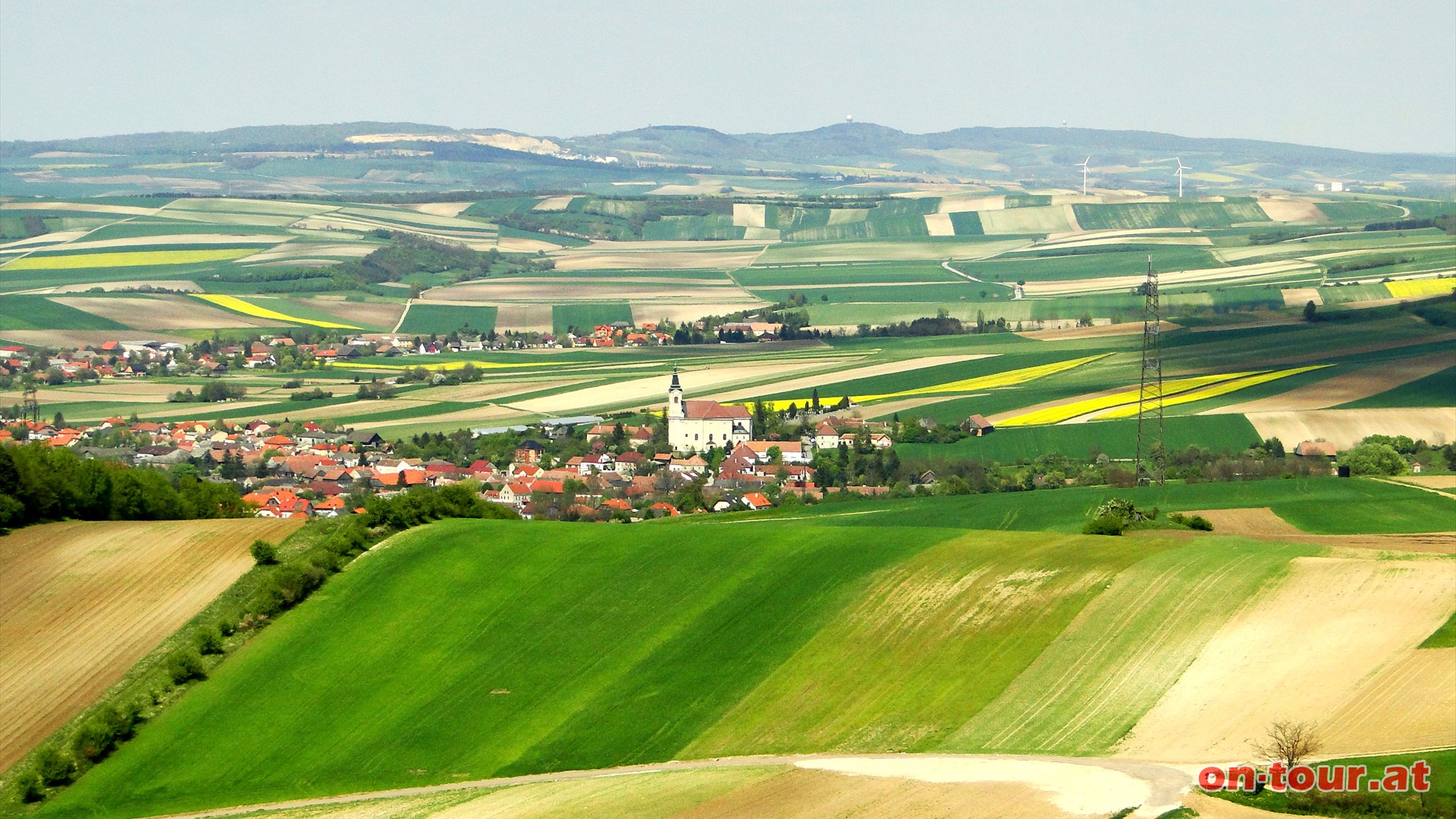 Reingezoomt in die vielfltige Weinviertler Landschaft; Niederhollabrunn mit der Barockkirche; im Hintergrund der Buschberg mit der Radarstation.