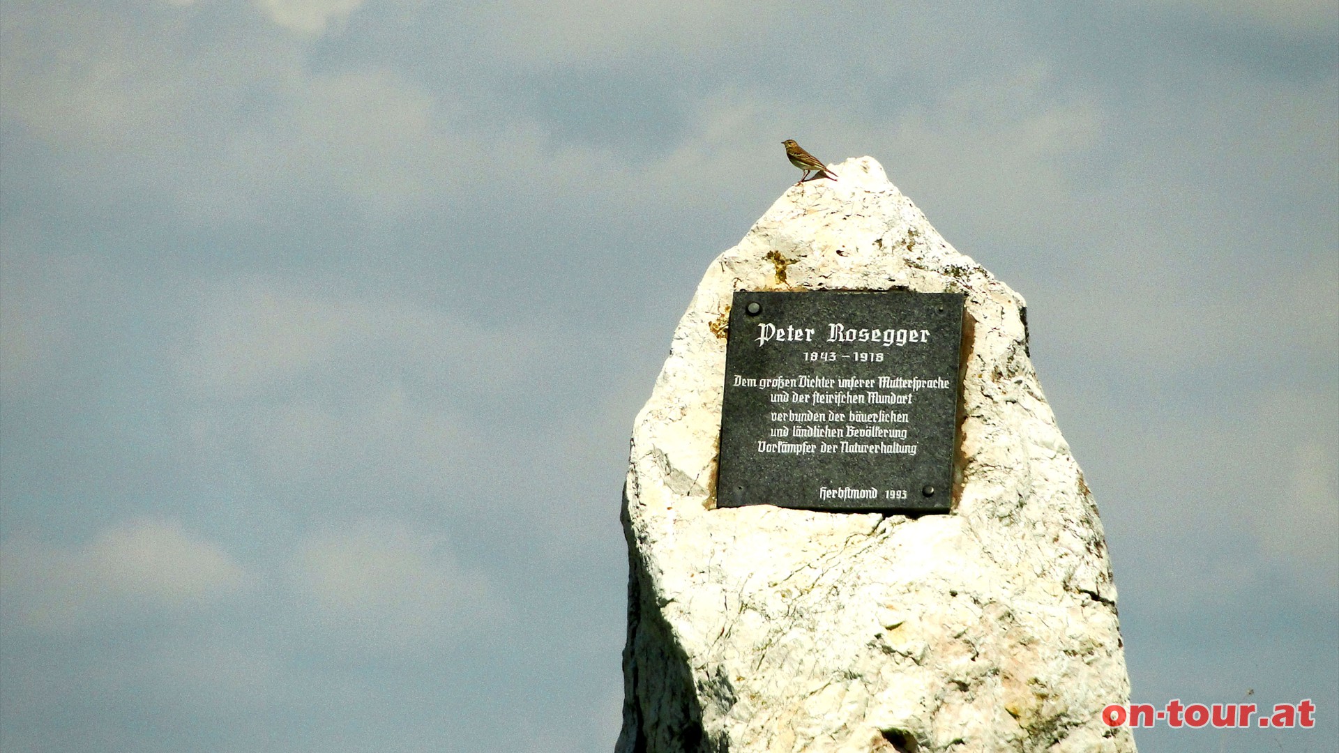 Unweit des Gipfelkreuzes befindet sich ein Gedenkstein, gewidmet dem berhmten Dichter Peter Rosegger.