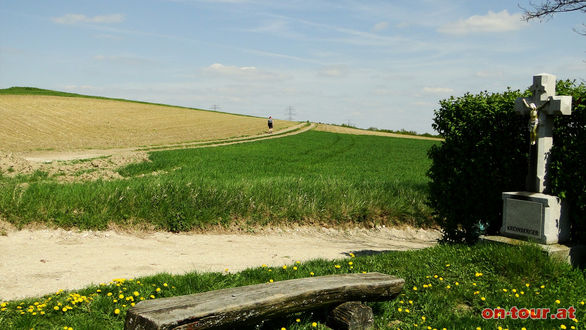 Zunchst dem Wanderweg Richtung Norden folgen. Beim Steinkreuz gerade weiter, bzw. in nordstlicher Richtung wieder leicht bergauf.