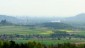 Im Sdosten, zwischen Bisamberg und Leopoldsberg, zeigt sich die Skyline von Wien. Im Vordergrund noch die Burg Kreuzenstein und Korneuburg.