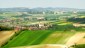 Reingezoomt in die vielfltige Weinviertler Landschaft; Niederhollabrunn mit der Barockkirche; im Hintergrund der Buschberg mit der Radarstation.