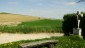 Zunchst dem Wanderweg Richtung Norden folgen. Beim Steinkreuz gerade weiter, bzw. in nordstlicher Richtung wieder leicht bergauf.