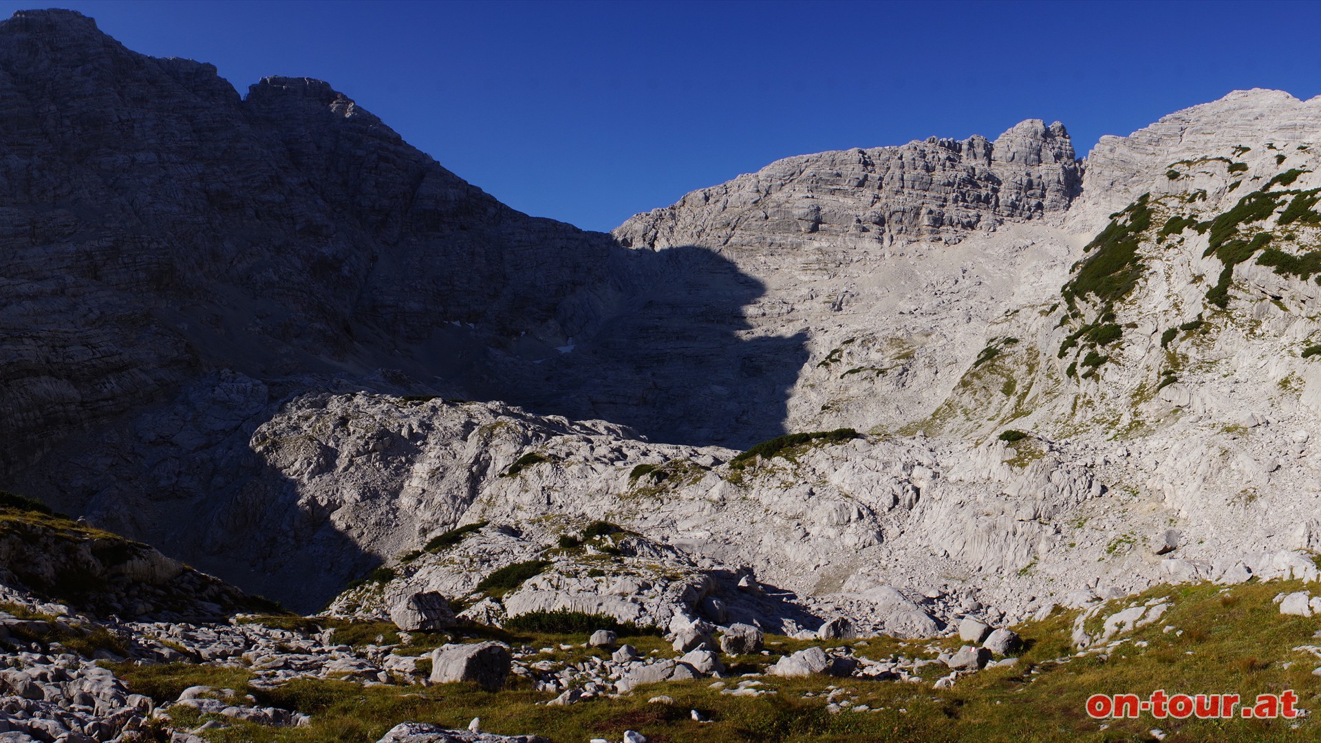 Aufstieg ber die Gr. Wehrgrube zum Wehrgrubenjoch (Mitte). Rechts davon der Nacketer Hund und das Mitterhorn.