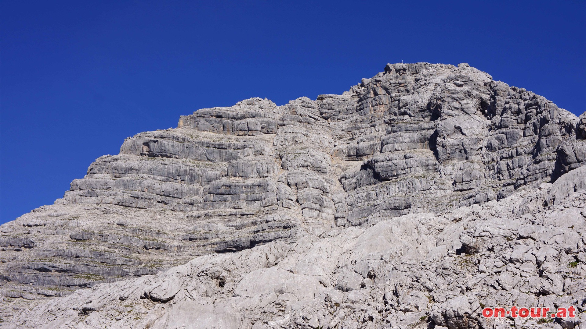 Unterhalb des Wehrgrubenjochs zeigt sich bald das Mitterhorn.