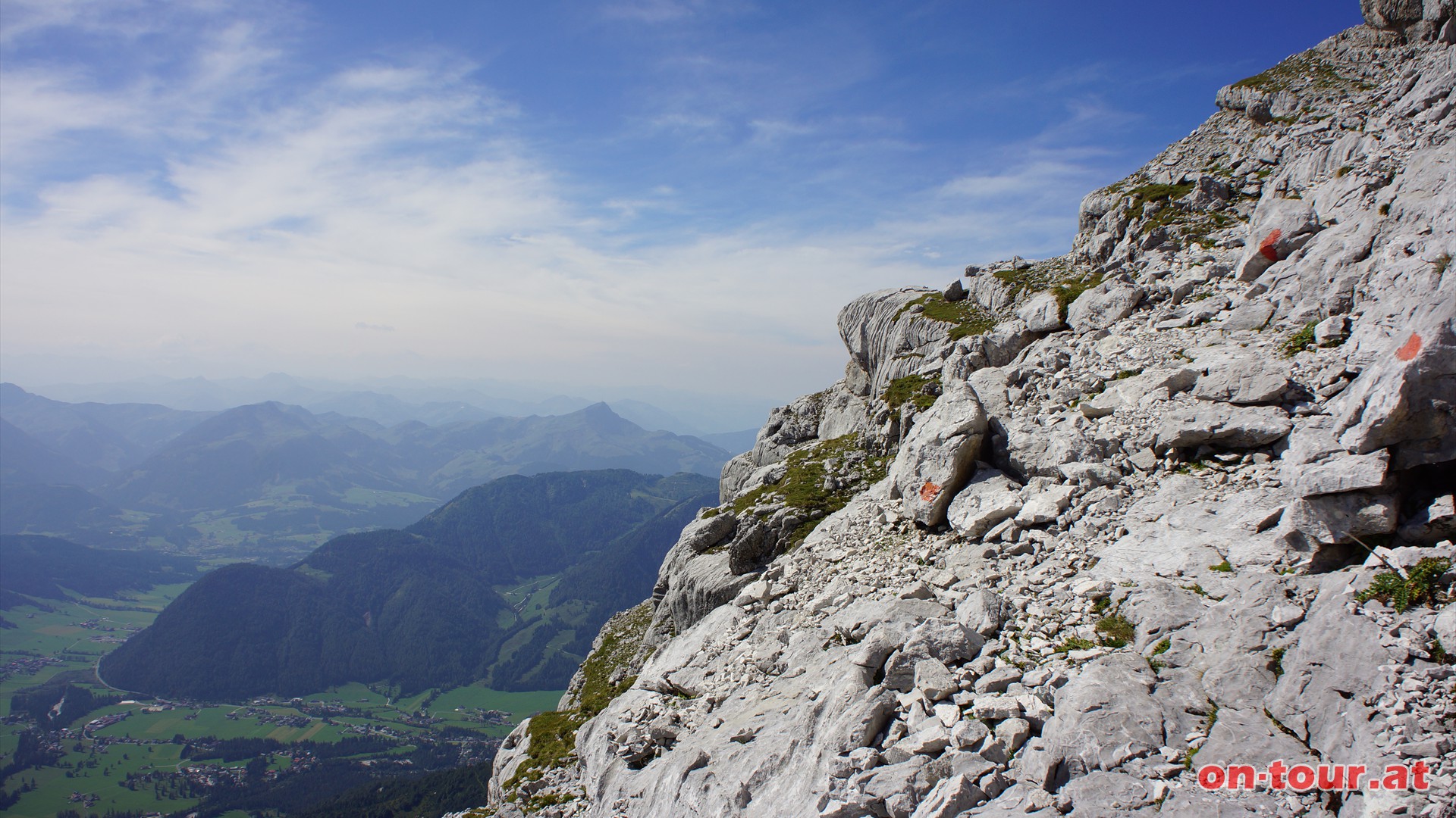 Teilweise ausgesetzt und steil verluft der Weg an der Mitterhorn Sdflnke.