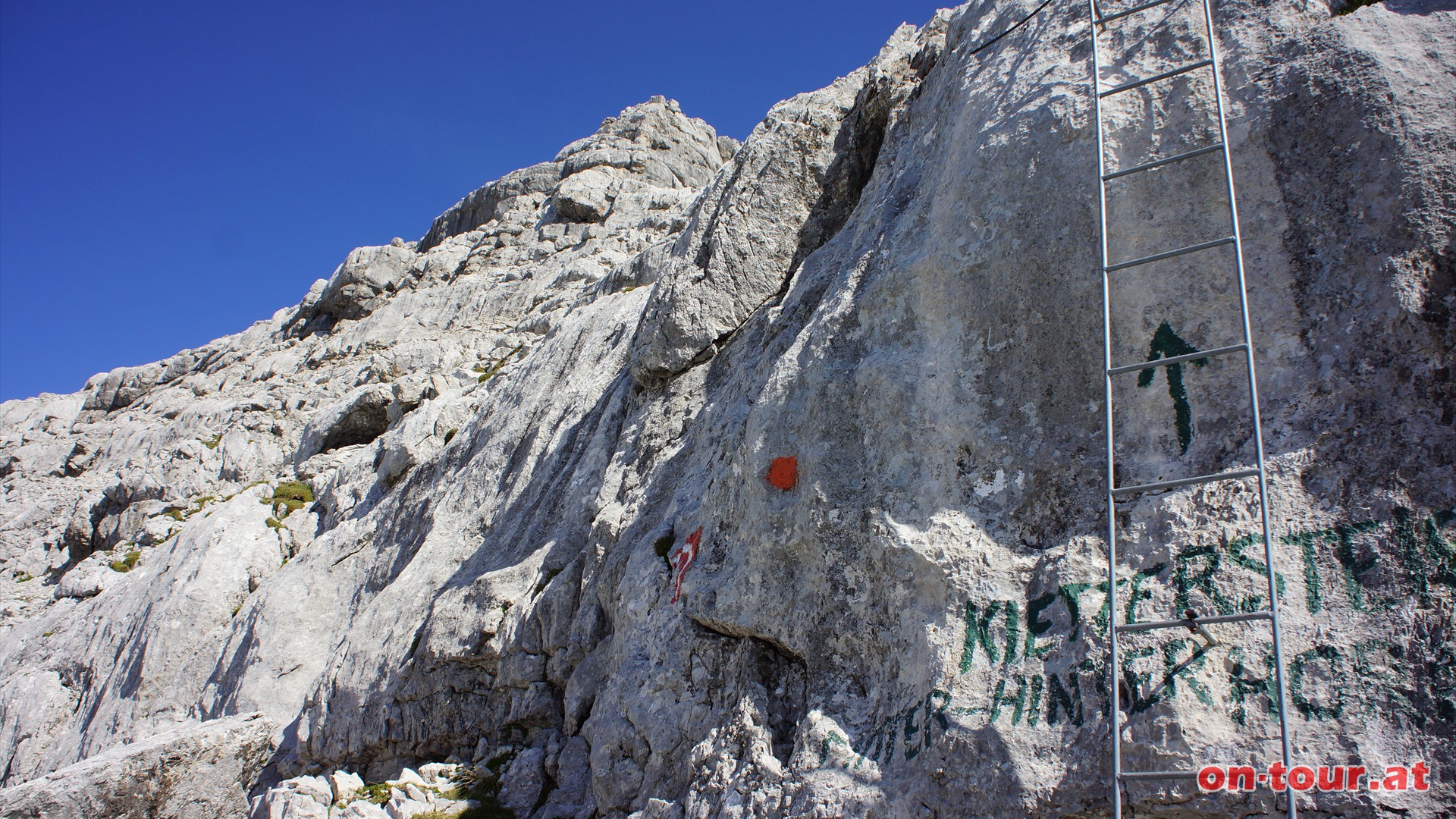 Die obere Passage kann noch ber einen reizvollen Klettersteig abgeschlossen werden. Alternativ fhrt ebenso ein Wanderweg nach oben.