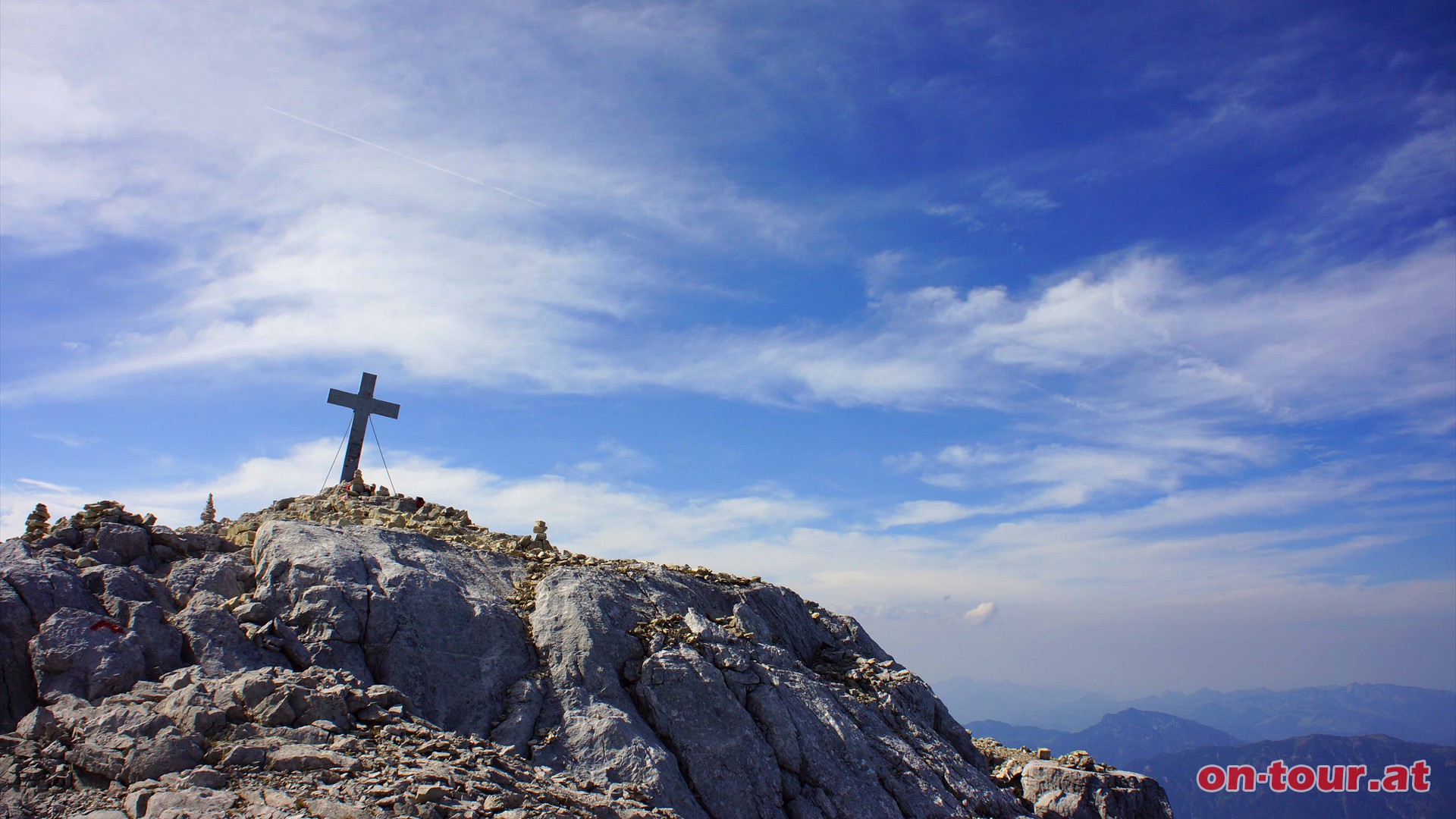 Mitterhorn-Gipfekreuz mit leichter Schieflage.