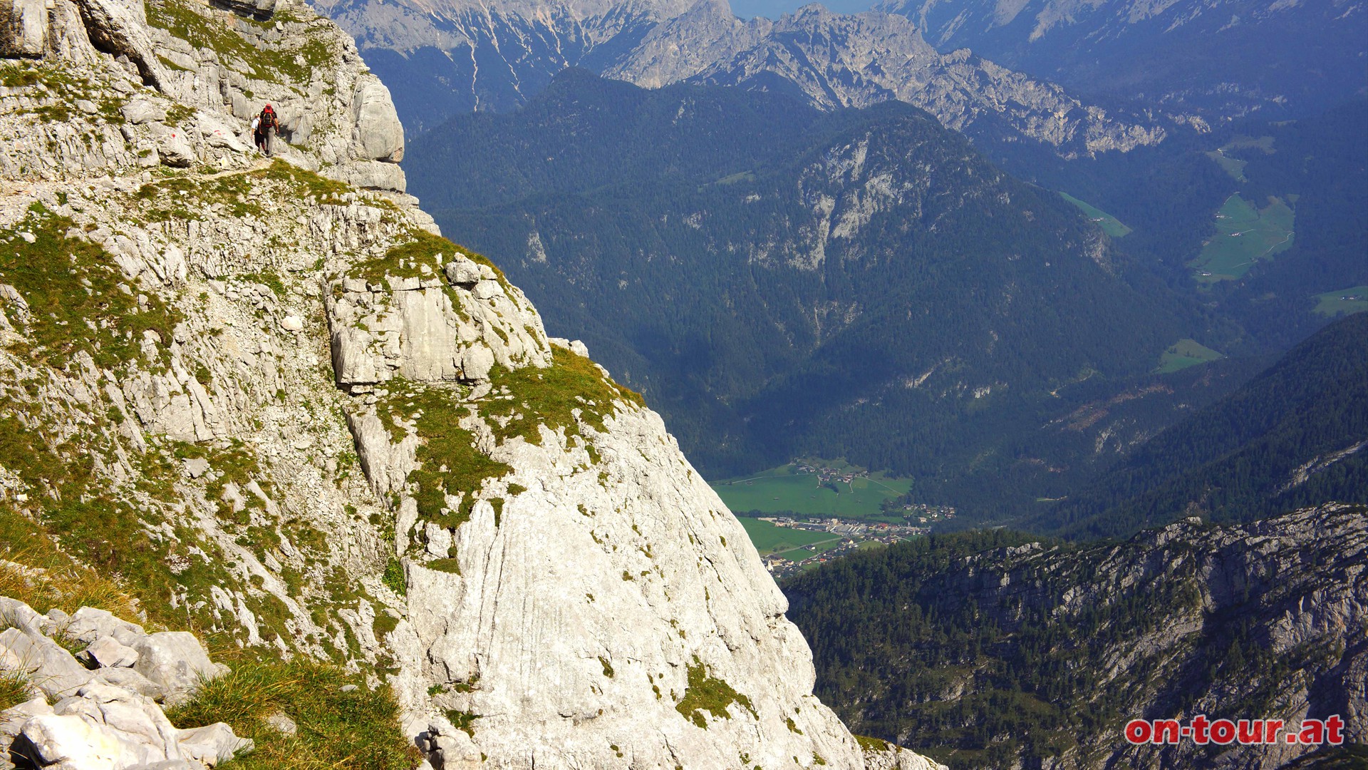 An der Breithorn-Sdflanke fhrt der Weg ber Felsbnder nach unten zur ...