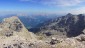 Mitterhorn: Blick nach Osten. Rechts das Reif- und Ochsenhorn. Links das Breithorn. Im Hintergrund die Berchtesgadener Alpen und die Leoganger Steinberge.