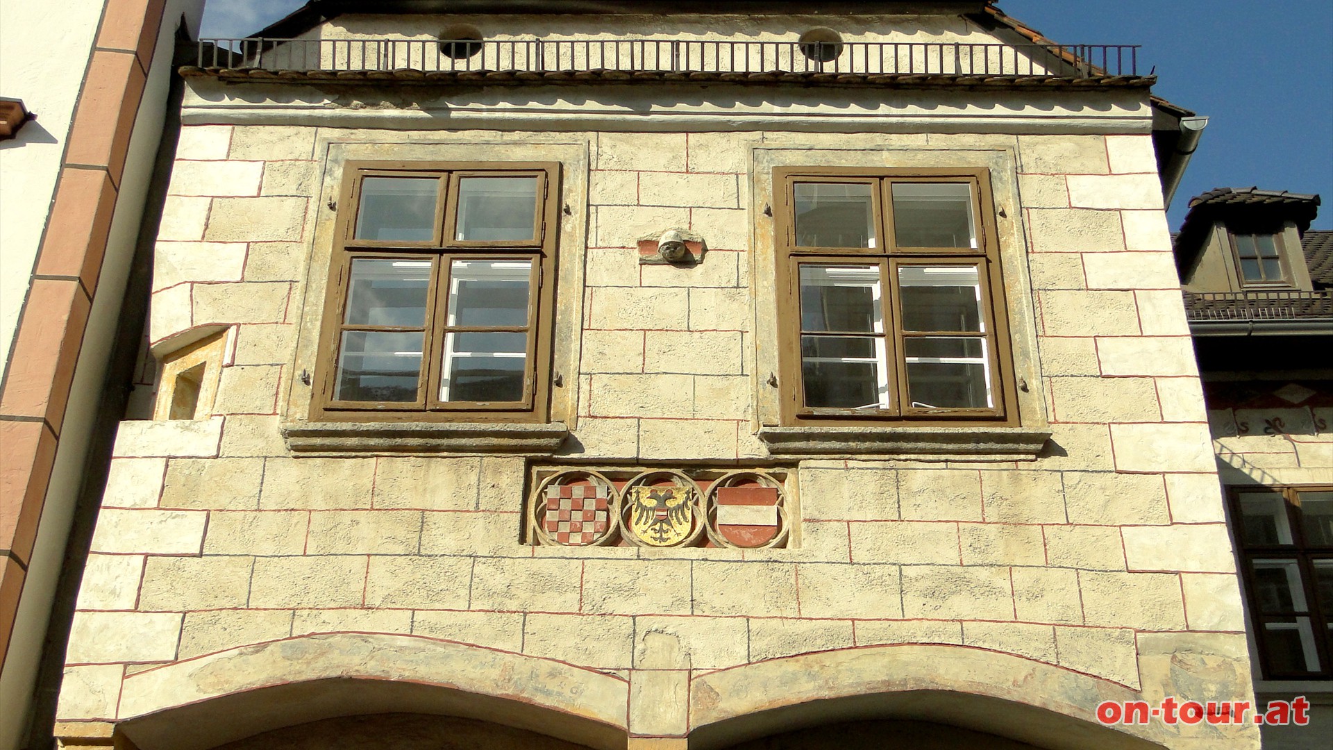 ... oder auch den gotischen Erker mit 3 Wappen; das sterr. Bindenschild, den Reichsadler......