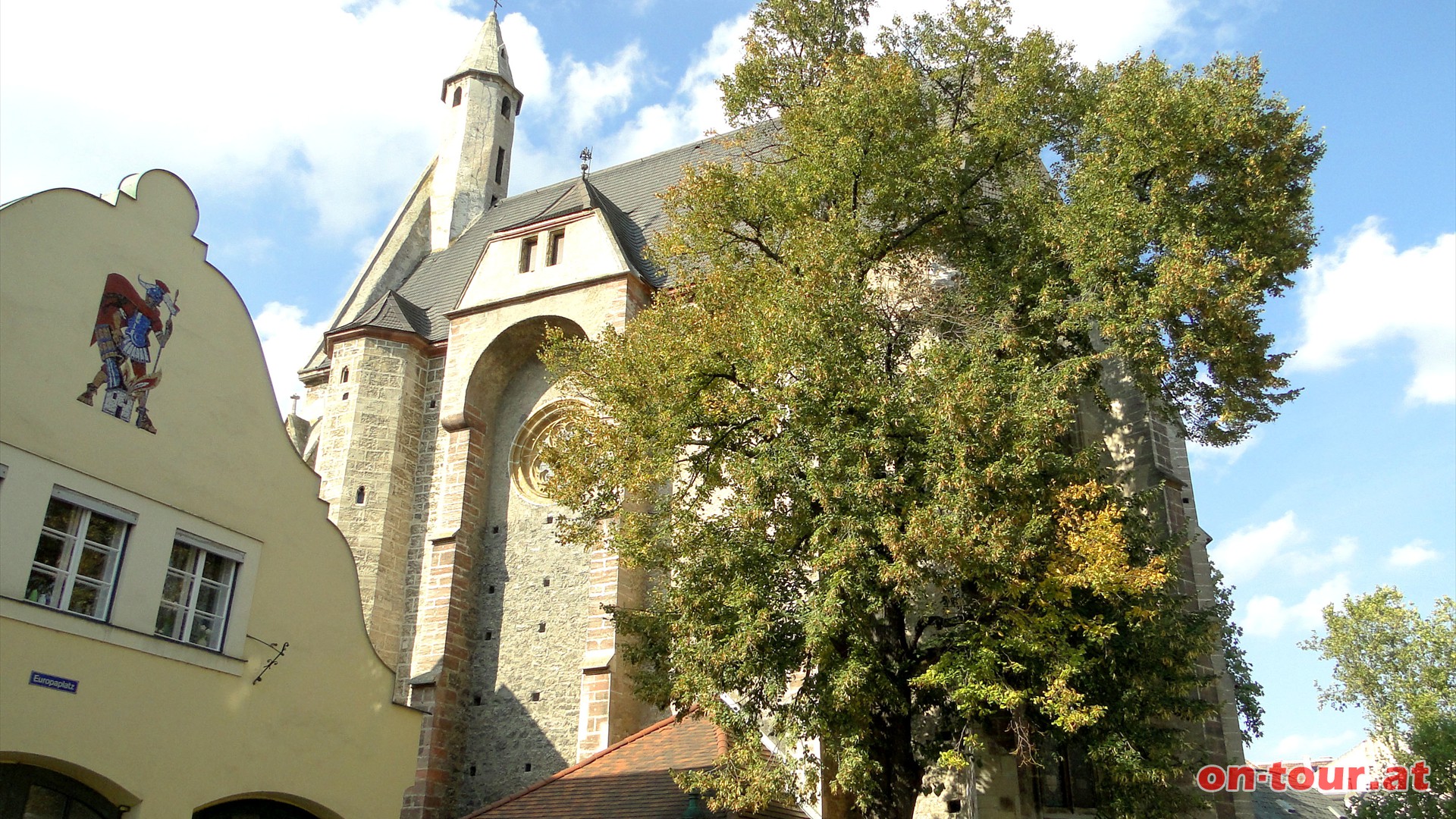 Bei der ersten Kreuzung haben wir die einschiffige, gotische Spitalkirche erreicht.