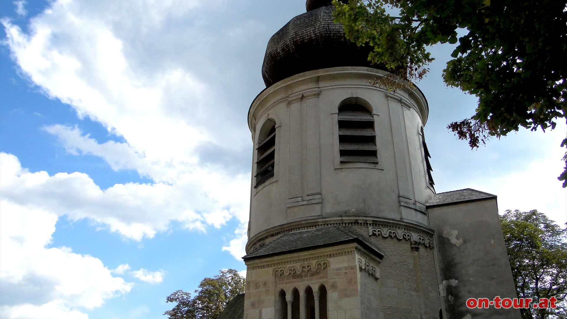 Der romanische Karner besitzt einen aufgesetzten barocken Glockenturm.