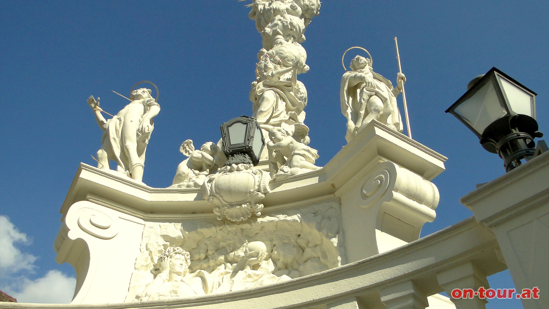 In der Mitte des Freiheitsplatzes steht die barocke Dreifaltigkeitssäule, zu deren Grundsteinlegung ......