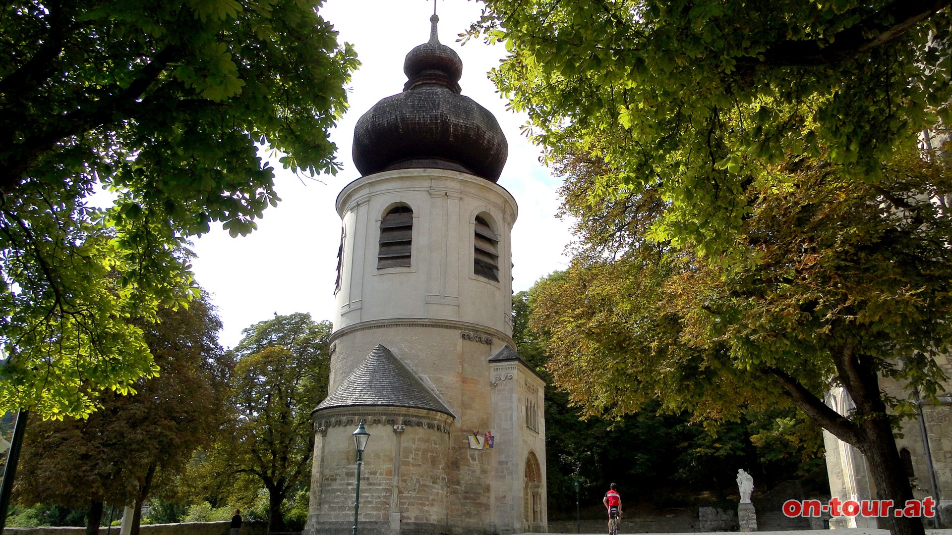 Neben der Pfarrkirche steht das älteste Baudenkmal Mödlings. Der Karner aus der 2.H. des 12. Jhd..