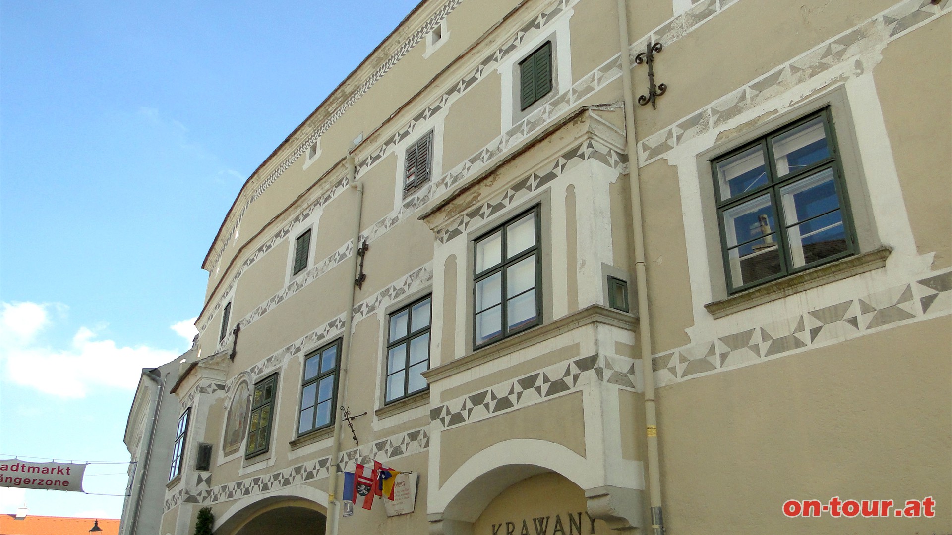 Schrg gegenber vom Herzoghof befindet sich der Othmarhof, ein mchtiger Renaissancehof aus..... 