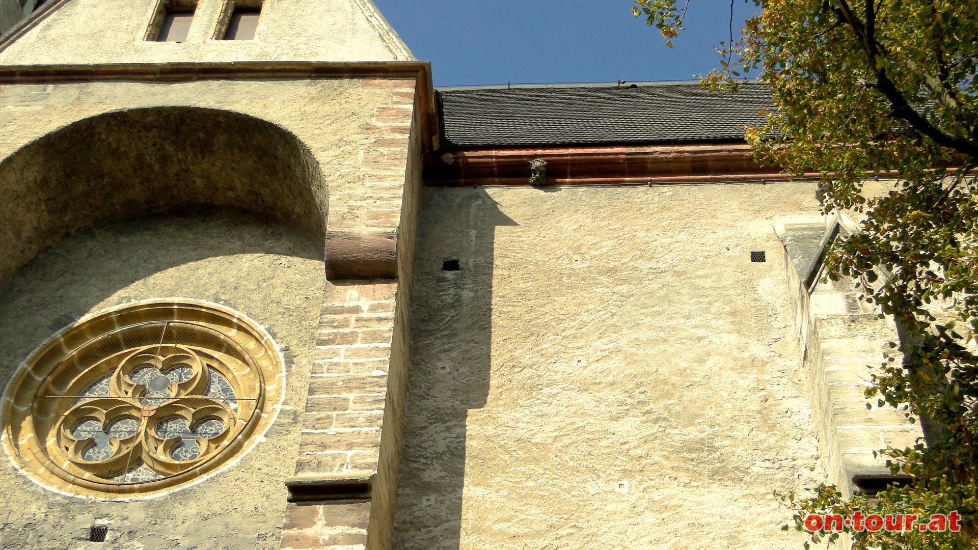 Sehr interessant an dieser Kirche ist ein Teufelskopf auf dem Dach, ......