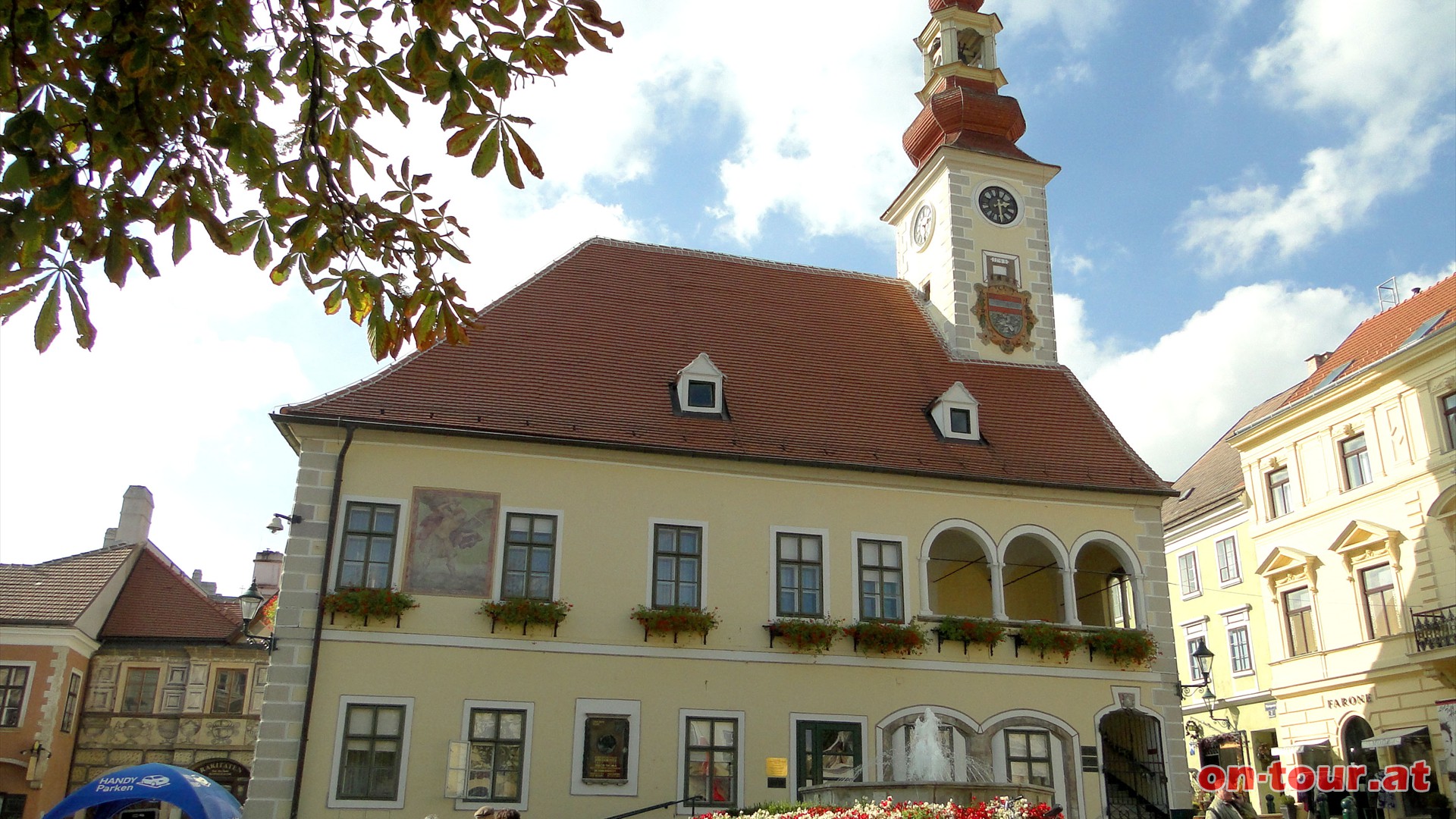 Wir kommen zum romantischen Rathaus der Stadt Mdling. 