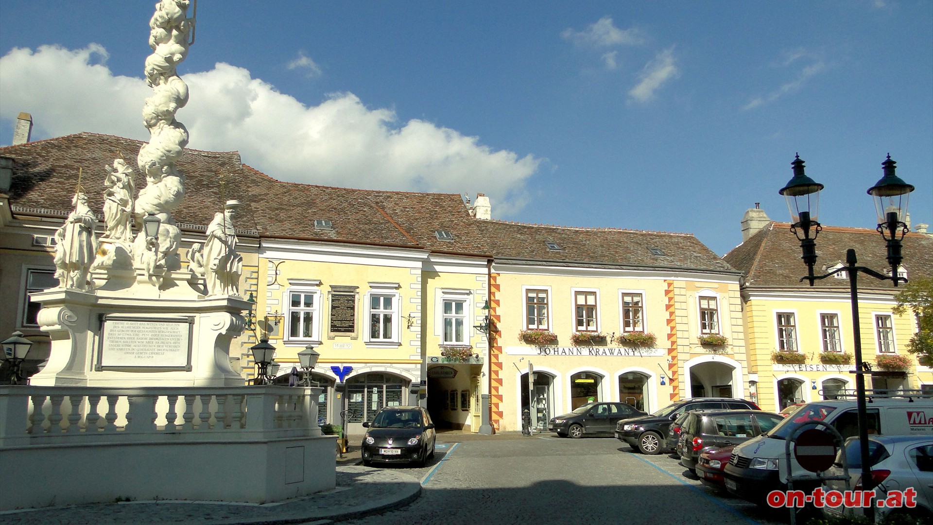 Zurck zum Freiheitsplatz. Hier sind fast alle Stilrichtungen vertreten.