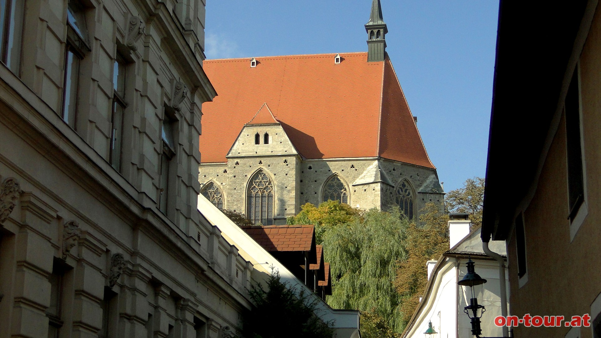 .... zur Othmarkirche und dem Zentrum von Mdling.