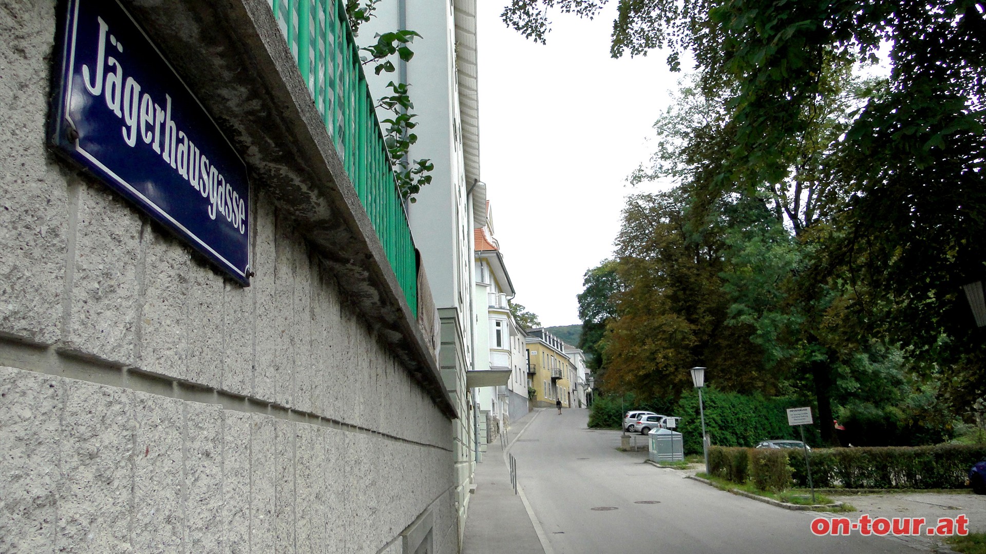 Bei der Bundesstr. geht es rechts weiter bis zur Jgerhausgasse; hier bergauf Richtung Burg Mdling.