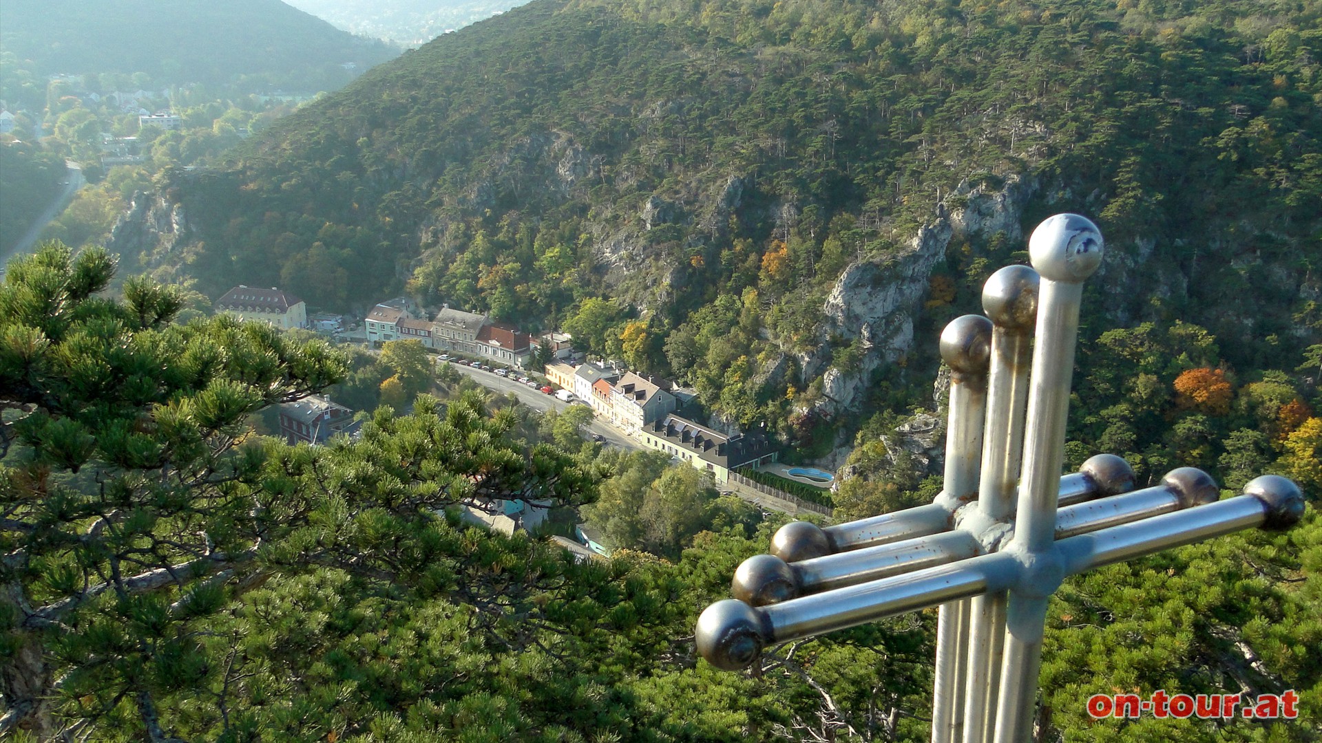 Beim Frauenstein und dem Naturfreunde Kreuz noch ein letzter imposanter Tiefblick in die Klausen.