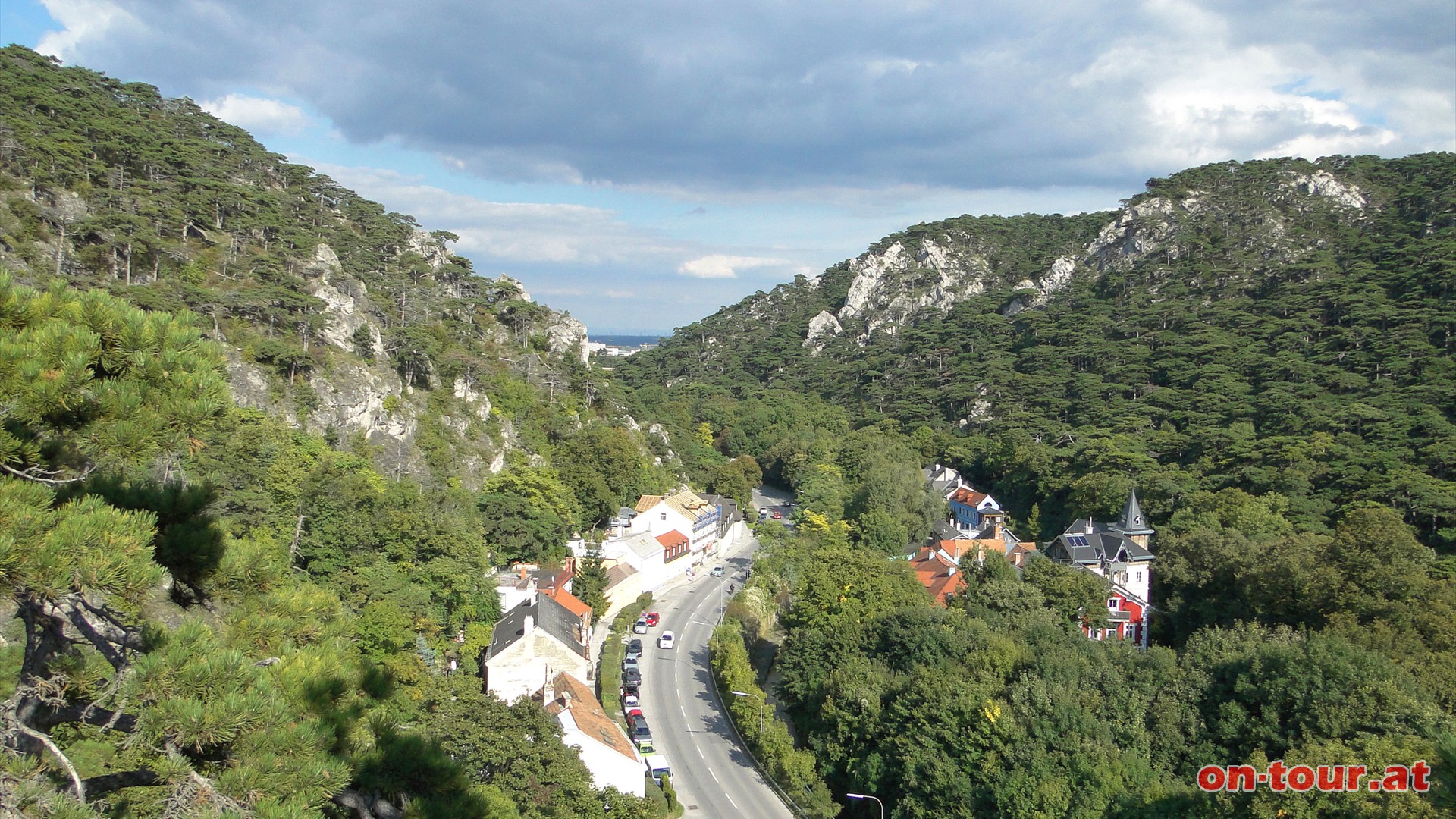 Blick zurck; hinunter zur Brhler Strae und in die Mdlinger Klause.