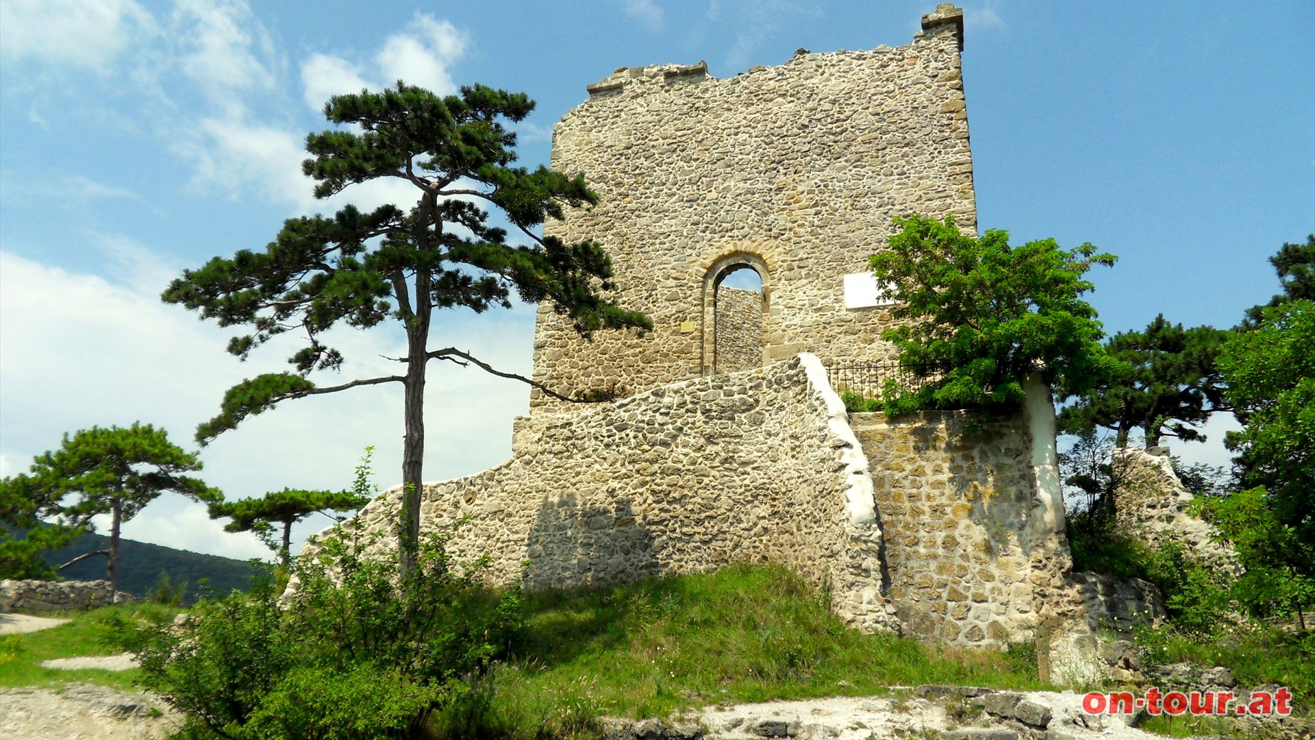 Die Burg Mdling galt als eine der grten romanischen Burganlagen sterreichs.