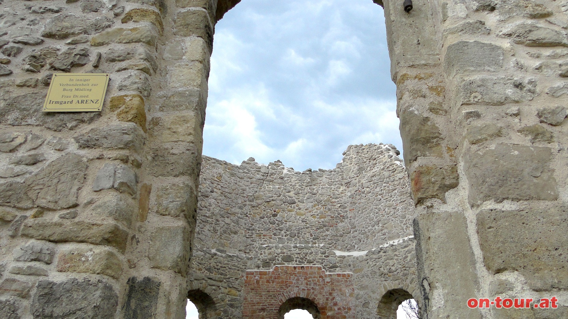 Die Burg wurde im 12. Jahrhundert erbaut und 1812 im romantischen Stil restauriert.