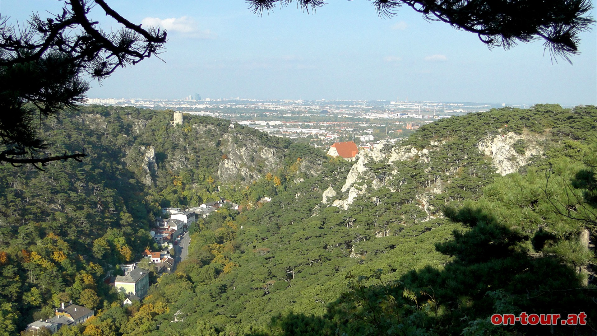 Im NO sehen wir den Frauenstein (rechts), den Schwarzen Turm (links) und dahinter Mdling und Wien.