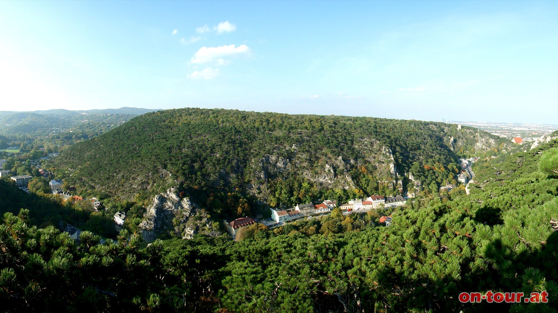 Im Norden berblickt man den gesamten Kalenderberg (1. Tourhlfte), das Tal der Klausen und links unten die Jordankanzel.