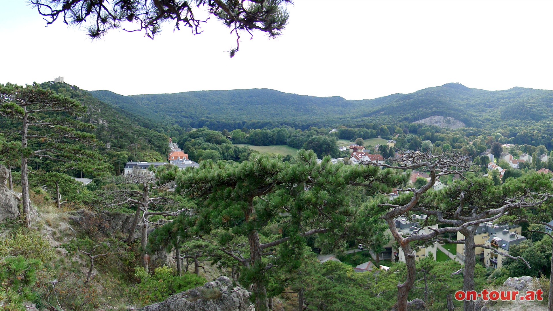 Immer wieder erffnen sich schne Blickfenster zum Naturpark Fhrenberge im Sden. Abstieg bis zur Mdlinger Bundesstr. in Vorderbrhl.