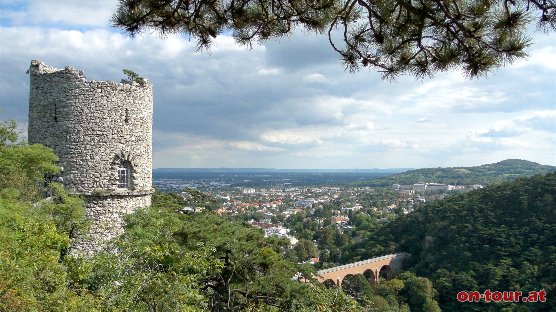 Nun am Felssteig (Blau 1) Richtung SW. Im Rcken der Schwarze Turm und Mdling.