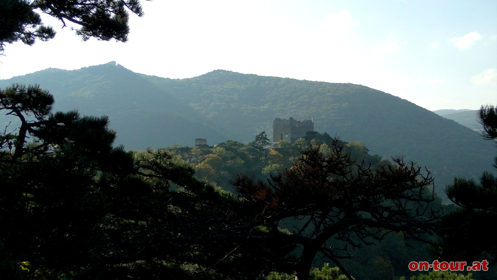 Rckblick zu Burg Mdling und Husarentempel.