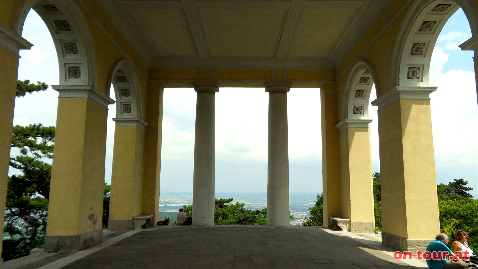 Vom klassizistischen Husarentempel prsentiert sich ein weiter Ausblick ber die gesamte Region.