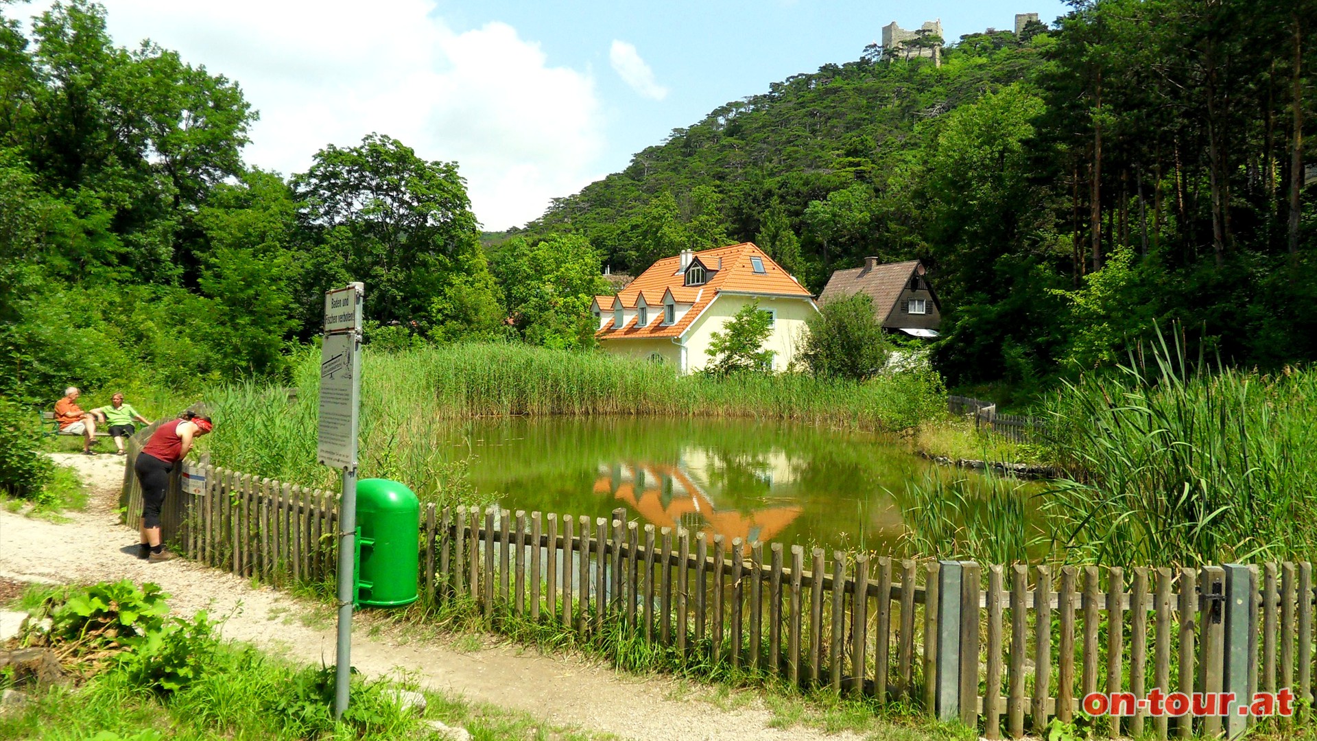 Vorbei am idyllischen Mrchenteich,.......