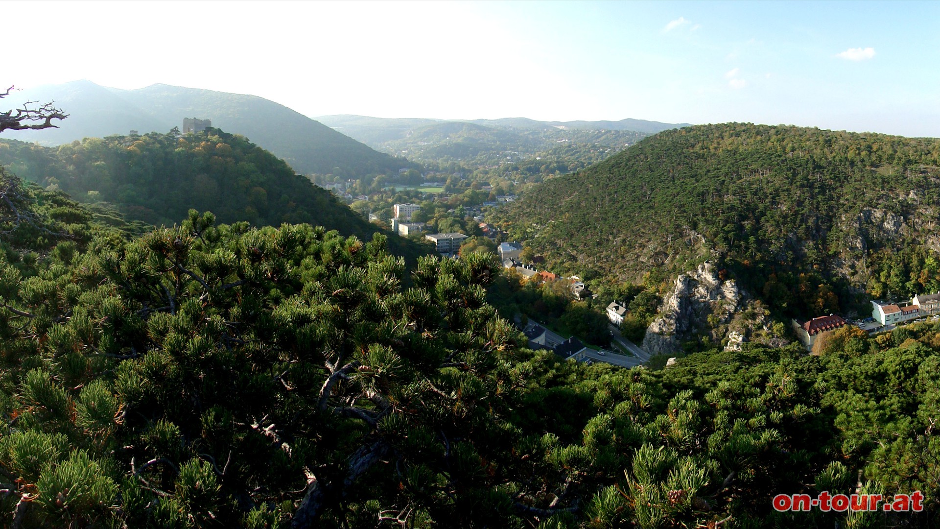 Vorgelagerte Dolomitfelsen dienen als natrliche Aussichtswarten. Links der Naturpark Fhrenberge, der Taleinschnitt mit der Klause und der Kalenderberg rechts (Westblick).