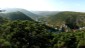 Vorgelagerte Dolomitfelsen dienen als natrliche Aussichtswarten. Links der Naturpark Fhrenberge, der Taleinschnitt mit der Klause und der Kalenderberg rechts (Westblick).