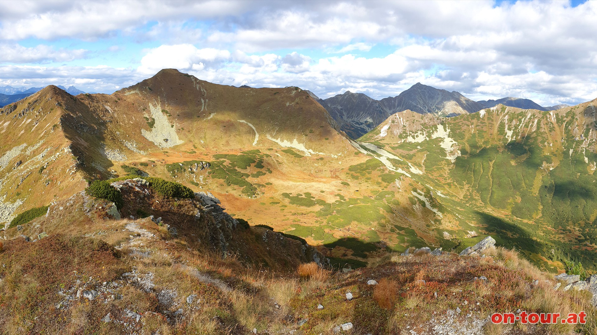 Krugspitze; NO-Panorama mit Speikleitenberg (links).