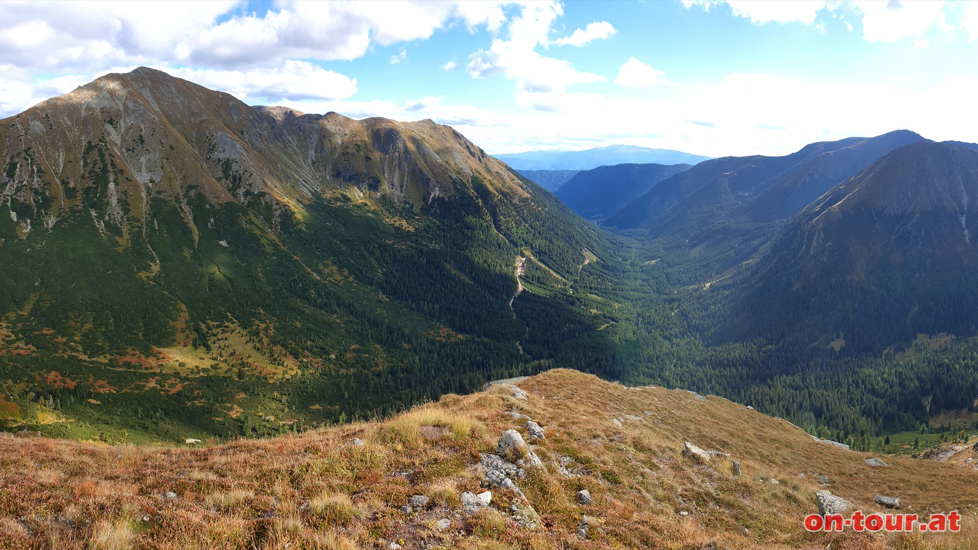 Krugspitze; S-Panorama mit Sonntagkogel (links) und Gaalgraben.