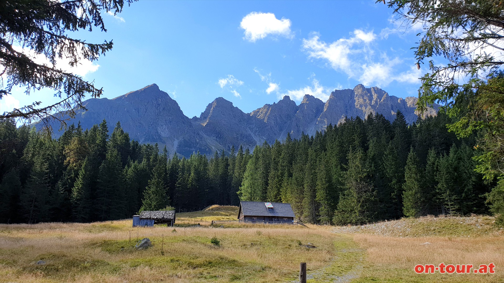 Mdringhtte; im Hintergrund bereits der Mdringkogel (links) und der Gamskogel (rechts).