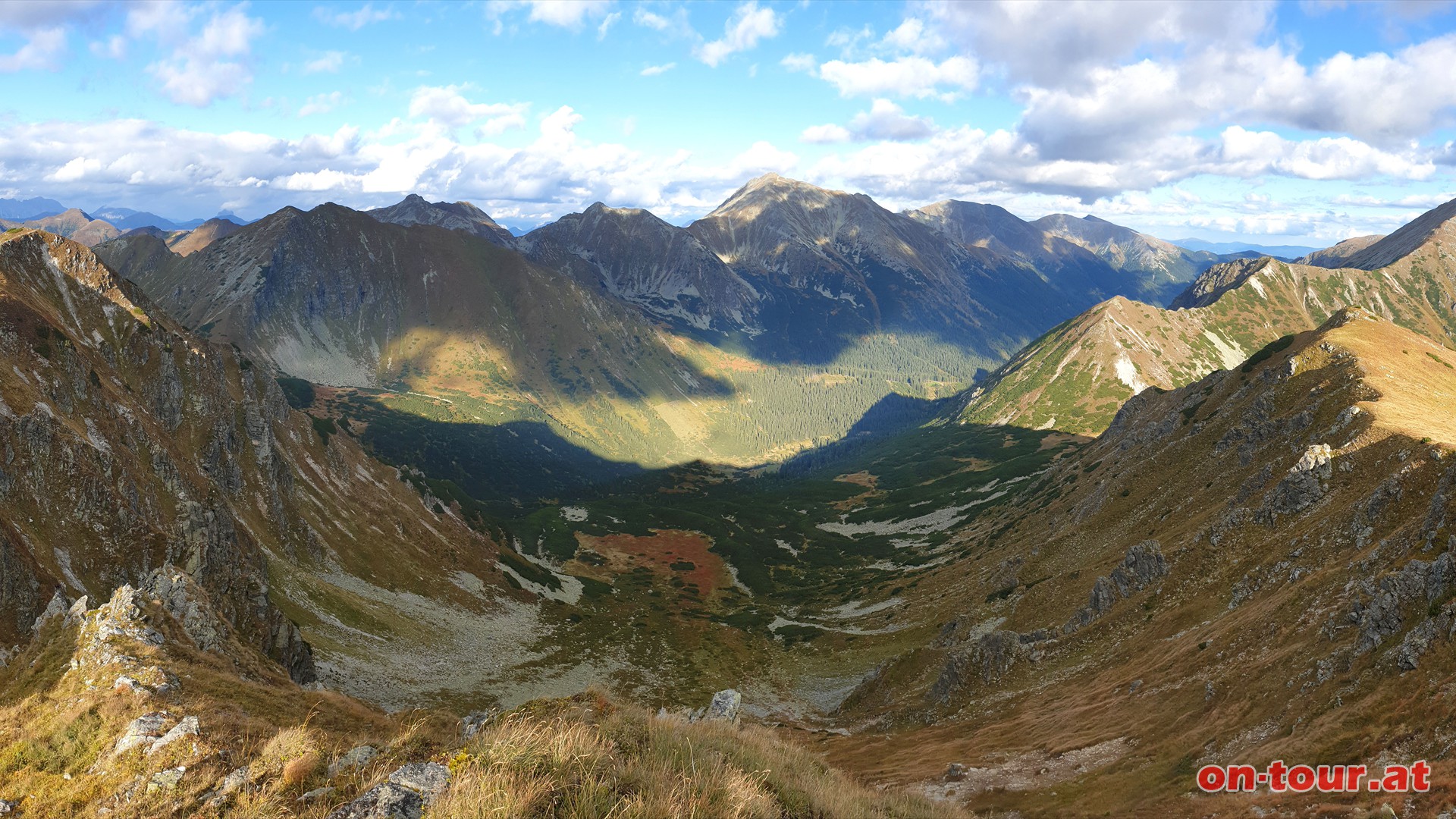 Speikleitenberg; O-Panorama mit Blick ins Ingeringtal und zum Geierhaupt (Mitte).