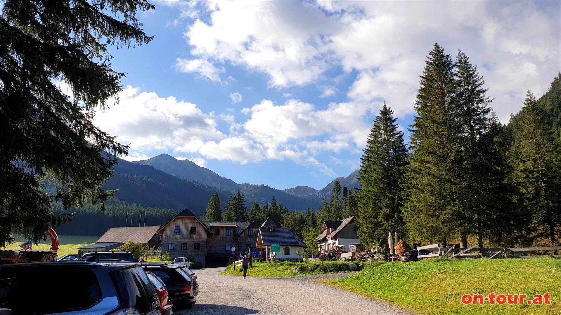 Tourtstart; Gebhrenpflichtiger Parkplatz bei der Bergerhube im Hintertriebental.