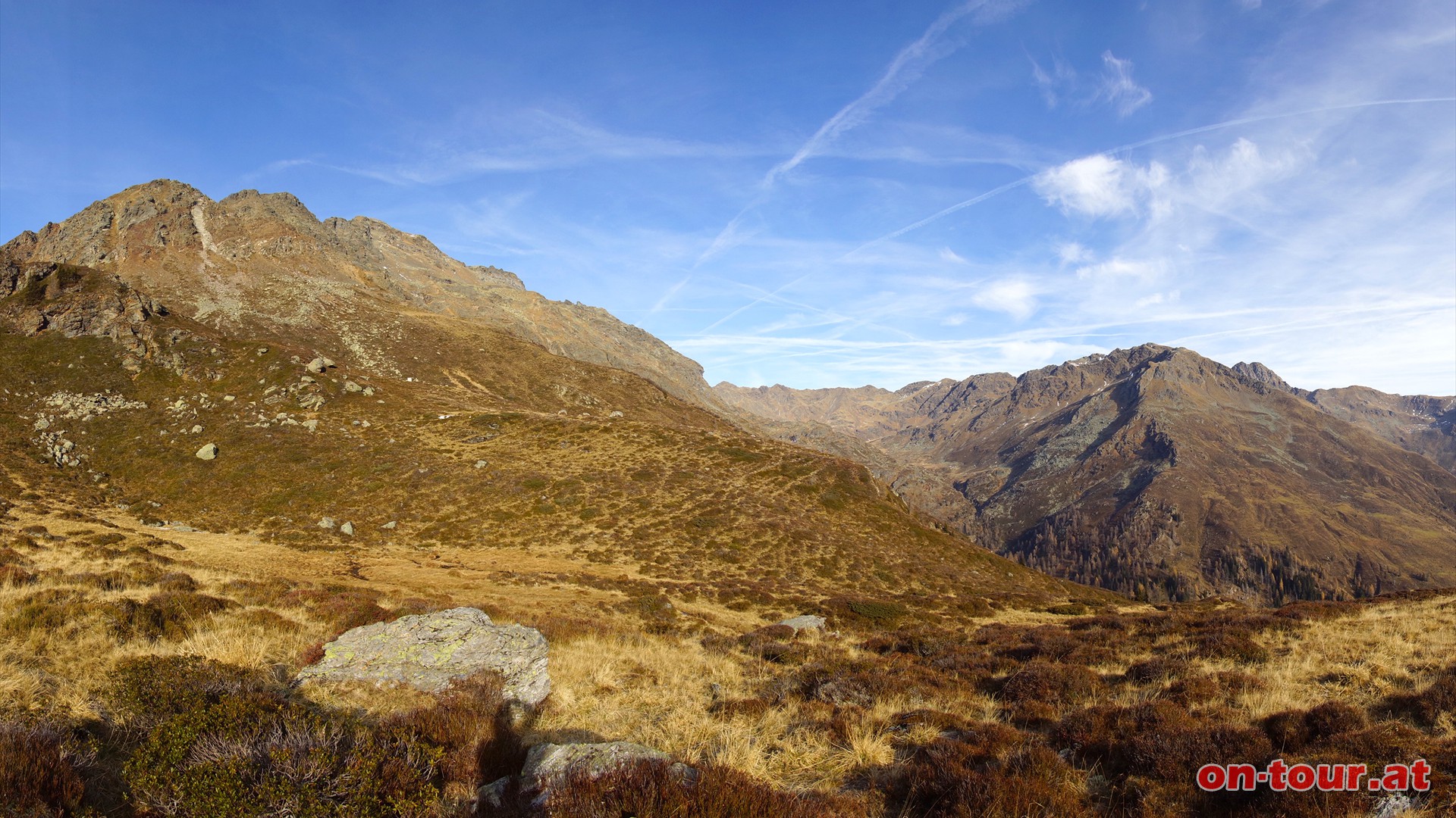 Kristallspitze, Rotwieland und Scharnik links, die Hochkreuz im Norden (rechts).