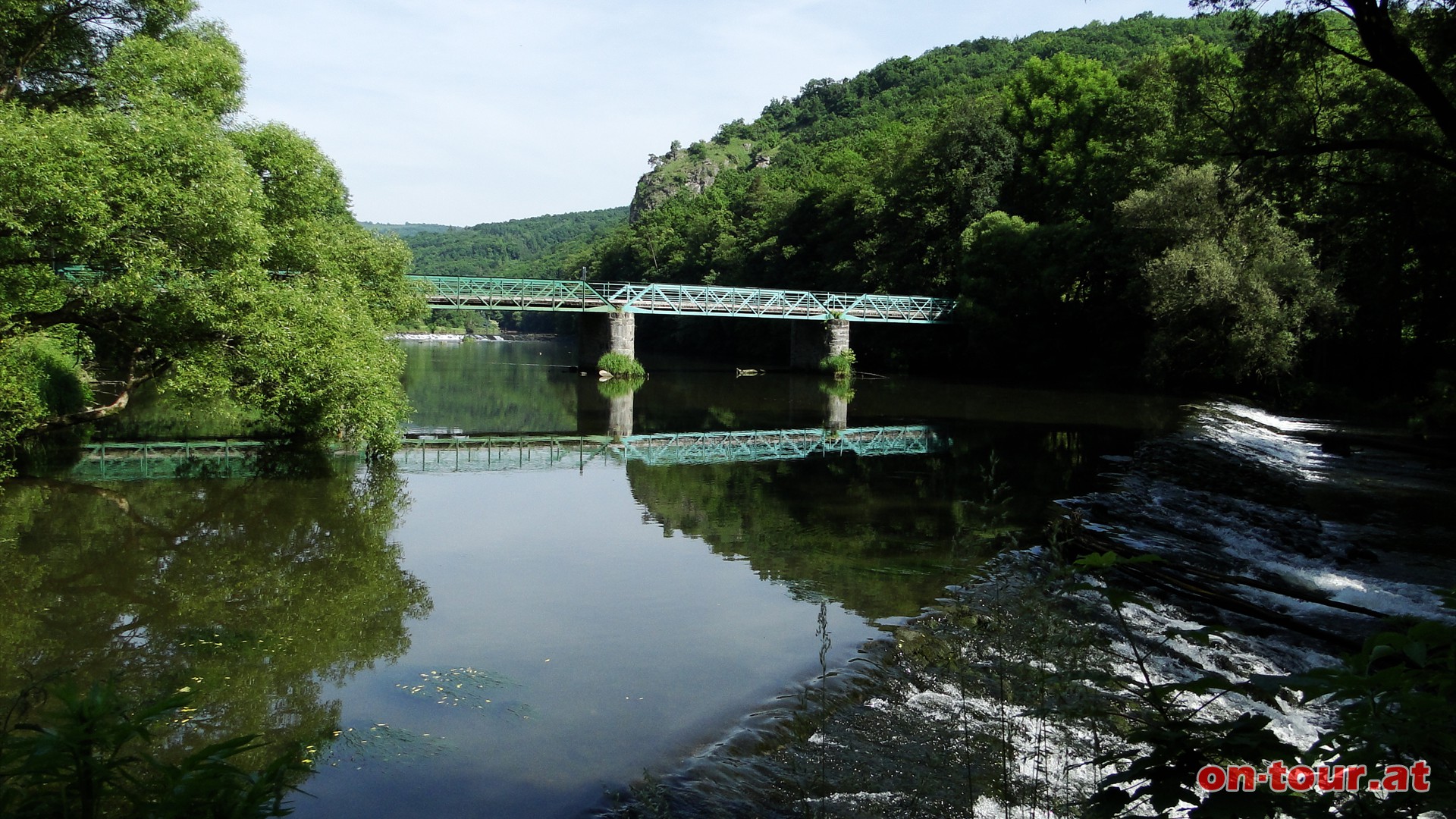 Zunchst geht es rechts hinunter zur Thaya und der Thayabrcke bzw. Grenzbrcke nach Tschechien.